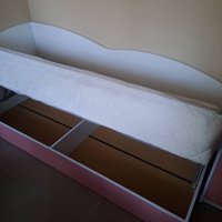 Детско легло с матрак 90/200 + малък гардероб  бял/розов гланц, снимка 2 - Спални и легла - 42973553