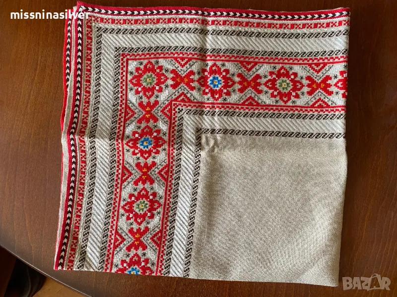 Каре българска бродерия, снимка 1