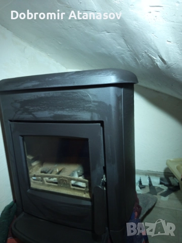 Продавам,чугунена печка на дърва тип Камина.