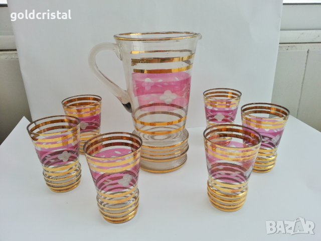 Стари стъклени чаши и кана с позлата 