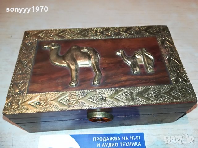 красива дървена кутия с камили-13х8х5см