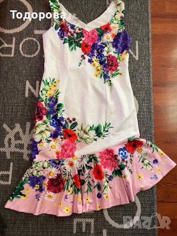 Рокля на цветя с асиметрична форма