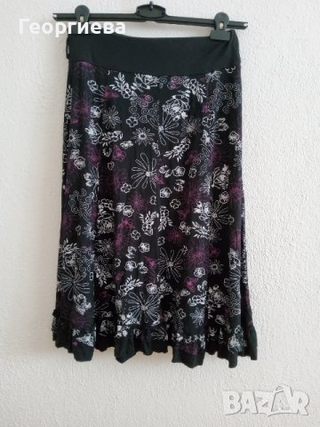 Черна пола с флорални мотиви в лилаво