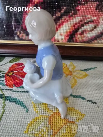 Порцеланова фигура Момиченце с коте, снимка 2 - Декорация за дома - 50201333