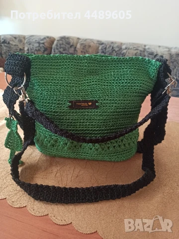 Плетени чанти на една кука.