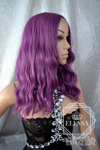 Пурпурно Лилава Средно Дълга Чуплива Перука Мортиша КОД 7183, снимка 8 - Аксесоари за коса - 38316453
