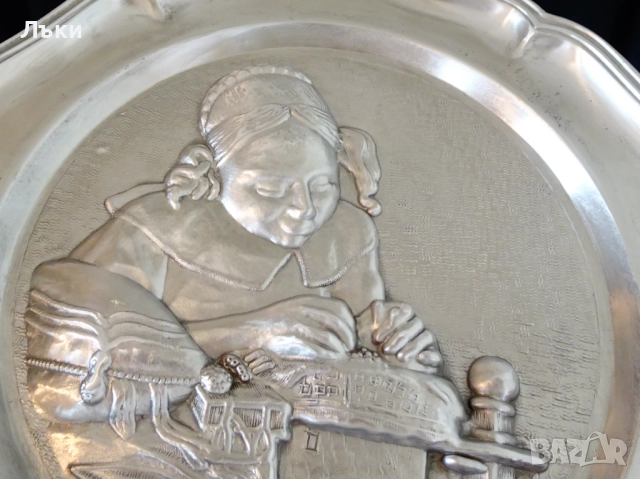 Калаена чиния,пано,картина Плетачката на дантели. , снимка 2 - Антикварни и старинни предмети - 52776754