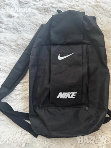 Nike черна малка спортна раница – модел с преден джоб