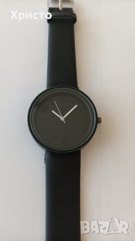 Стилен мъжки часовник - черен циферблат кварц.