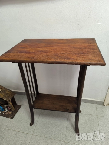 старинна масичка в отлично състояние