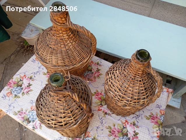 Продавам дамаджани ръчно плетени,2-те са по 5 л,3-та е 10л.Цената на 10 литровата е 15 лева.