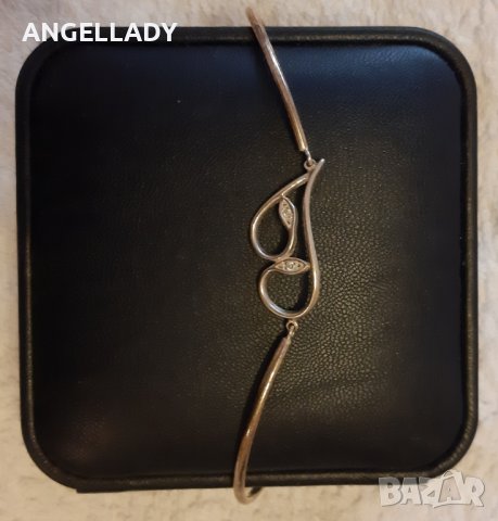 Сребърна гривна с циркони.