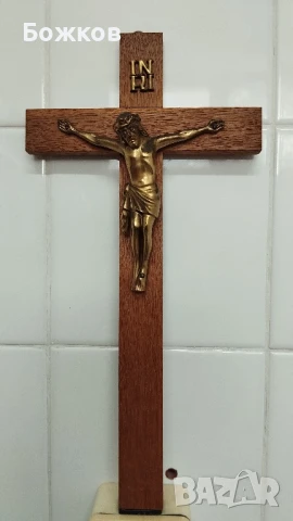 Дървен кръст с разпятие