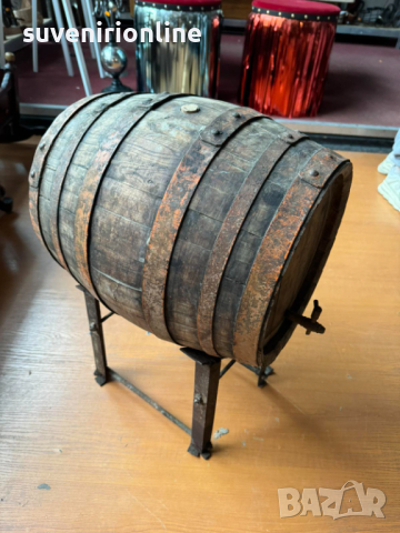 Стара дървена бъчва на стойка