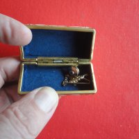 Позлатена брошка аксесоар щипка в кутия , снимка 1 - Други - 40590584