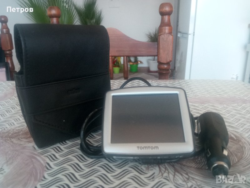 Продавам навигация за кола TomTom с зарядно и калъф за  ремонт(части)., снимка 1