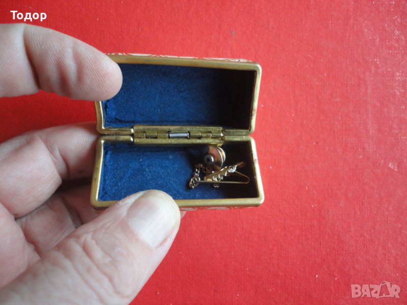 Позлатена брошка аксесоар щипка в кутия , снимка 1