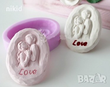 Прегърнати мъж жена двойка в овал рамка силиконов молд форма фондан гипс шоколад сапун декор, снимка 1