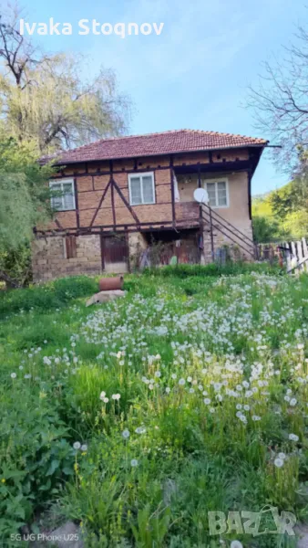 Продавам двор и къща  на два етажа в с. Бойковец Област София ., снимка 1