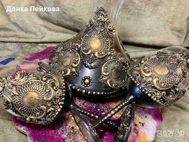 Ръчно изработен сервиз . декантер с две чаши в злато