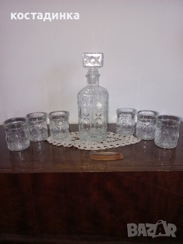 Гарафа с 6 бр. чашки.
