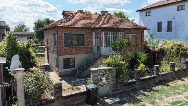 Продава се двуетажна къща , снимка 2 - Къщи - 51434549