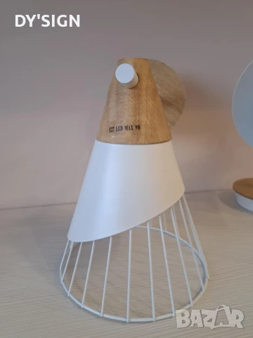 Красив стенен аплик в бяло и дърво