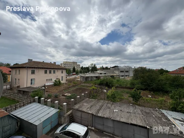 Просторен 4-стаен апартамент в центъра – срещу пощата! Тухла, гараж, 2 мази и дизайнерско винтидж об, снимка 15 - Апартаменти - 50359094