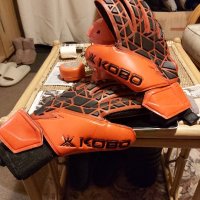 Продавам чисто нови професионални вратарски ръкавици марка KOBO., снимка 1 - Футбол - 44106388