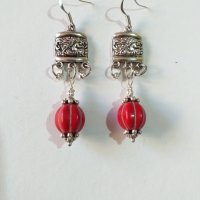 Много красиви Бохо обици с червени Тюркоази и орнаментирана основа  в цвят Сребро , снимка 5 - Обеци - 37168818