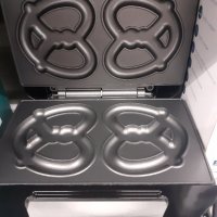 Уред за ГЕВРЕЦИ (бретцели) PRINCESS Pretzel Maker 700W / уред за брецели, снимка 3 - Тостери - 36706559