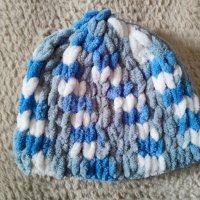 Ръчно плетена шапка от мека прежда с две лица, снимка 1 - Шапки - 44030716