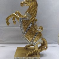 Статуетка Златен кон изправен на задни крака, снимка 1 - Статуетки - 35007799