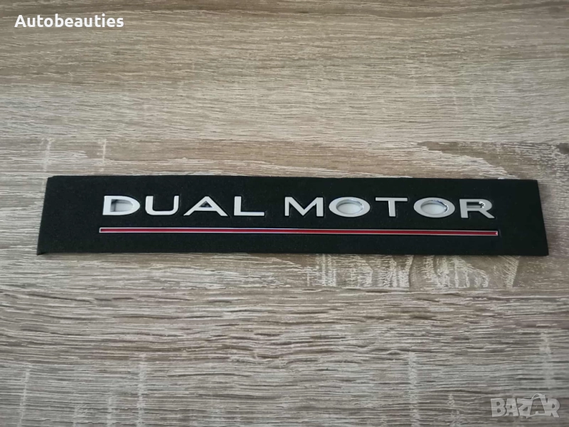 Tesla Dual Motor сребристо с червено надпис, снимка 1