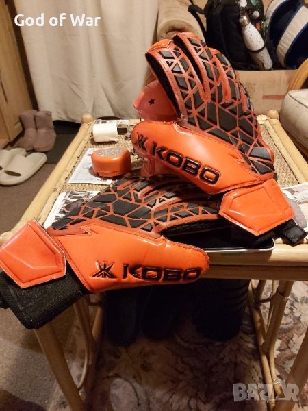 Продавам чисто нови професионални вратарски ръкавици марка KOBO., снимка 1