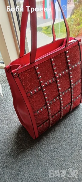 Дамска чанта висока от висококачествена еко кожа в червен цвят с ефектна щампа отпред, снимка 1