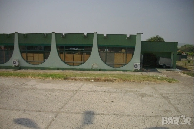 Отдавам търговско помещение от 300-600кв.м в Ахелой на търговската улица към плажа с височина 4,60м., снимка 1