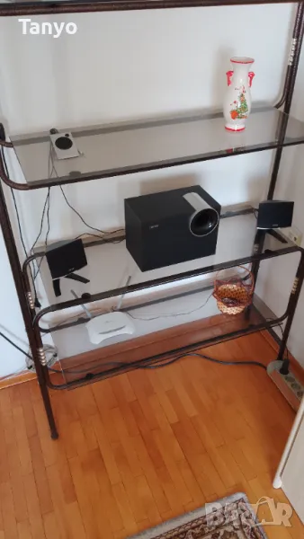 Стъклен стелаж+всичко по него., снимка 1
