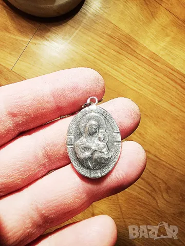 Сребърно синджирче със сребърен медальон Дева Мария, богородица с младенеца сребро