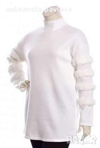 Бяла блуза с  пух на ръкавите