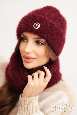 Дамски комплект шапка и зимен пухкав шал с декоративна емблема, 11цвята , снимка 6 - Шапки - 52422201