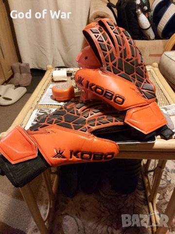 Продавам чисто нови професионални вратарски ръкавици марка KOBO.