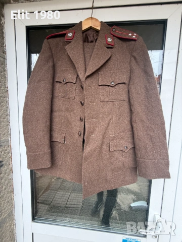 Продавам офицерски униформи от соца 