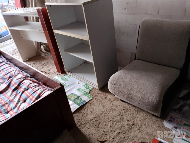 Накуп уреди от Австрия 1 бус компютри монитори бюра столове кафемашини ТV стари Рутери и др.уреди, снимка 3 - Работни маси и бюра - 52892632