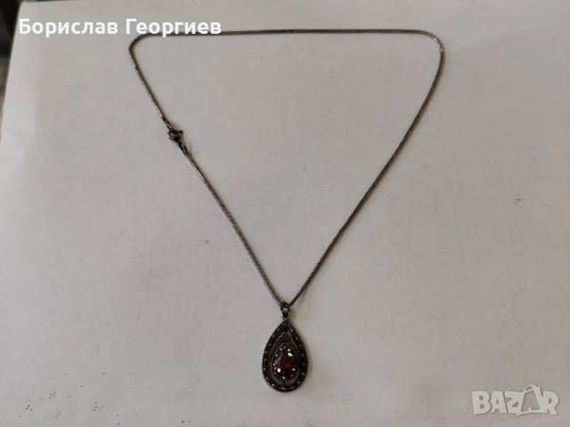 Сребърно колие с медальон с рубин