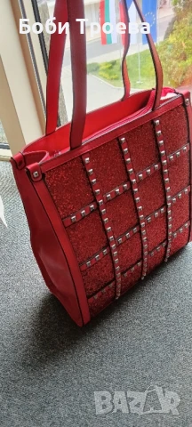 Дамска чанта висока от висококачествена еко кожа в червен цвят с ефектна щампа отпред