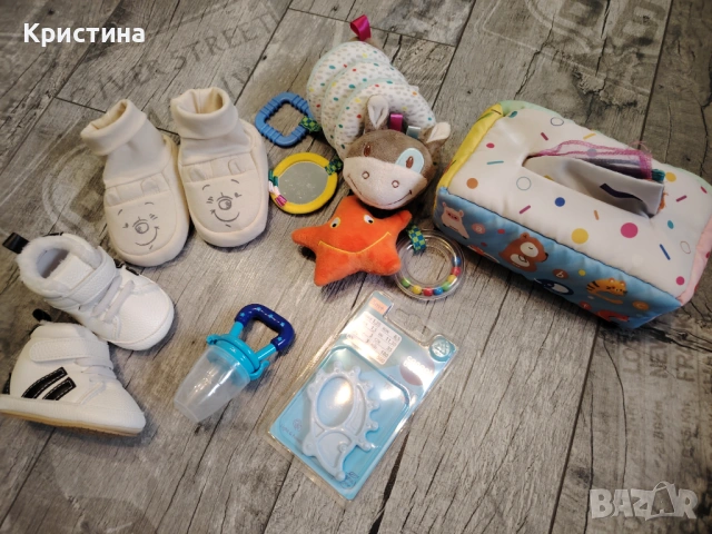 Комплект с бебешки играчки и обувки