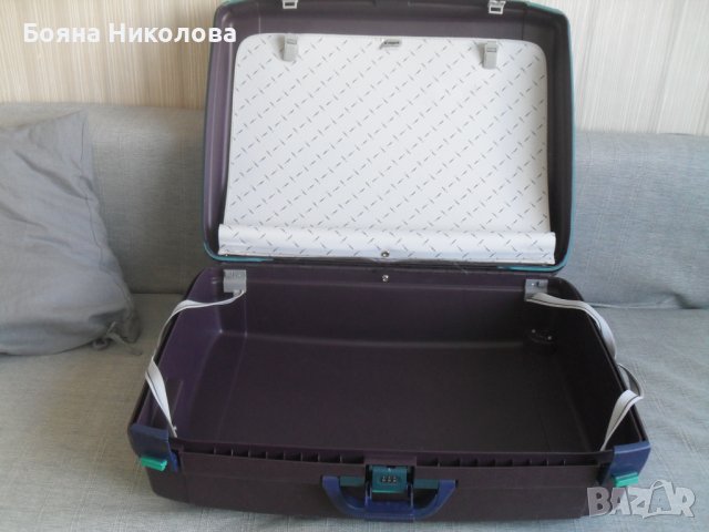 Голям пластмасов куфар с колелца Regent, снимка 3 - Куфари - 37667518