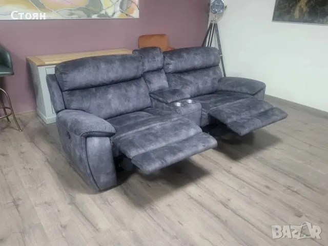 Сив диван от плат с конзола за чаши с ръчен релаксиращ механизъм, снимка 7 - Дивани и мека мебел - 49329525