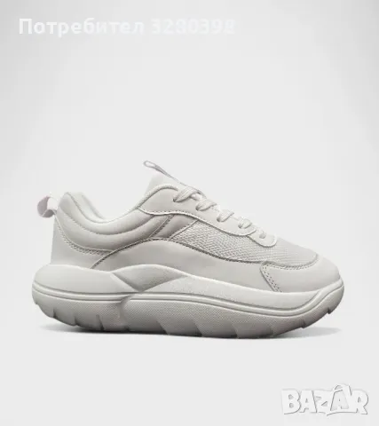 Олекотени, дамски маратонки с анатомично ходило в бял цвят. 